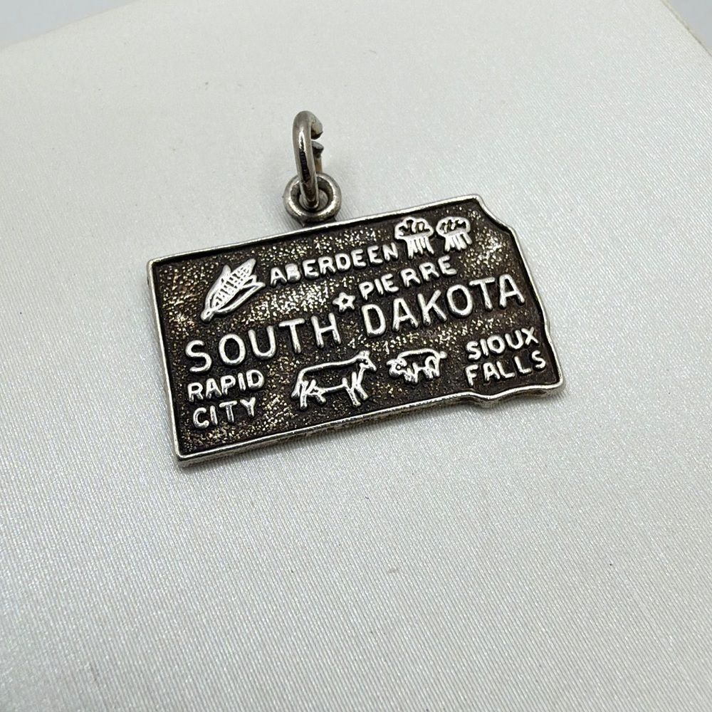 Vintage Sterling Silver stamped‎ South Dakota state charm/pendant!